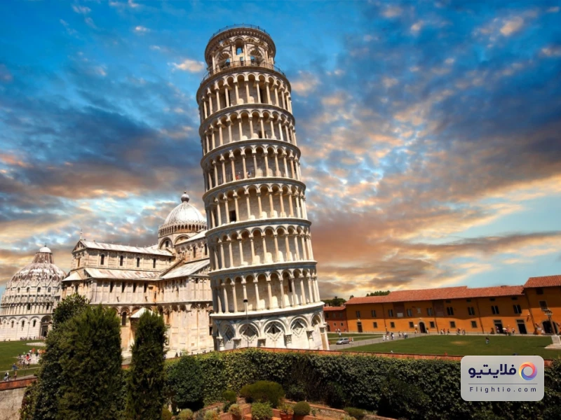 برج کج پیزا در ایتالیا (Leaning Tower of Pisa)