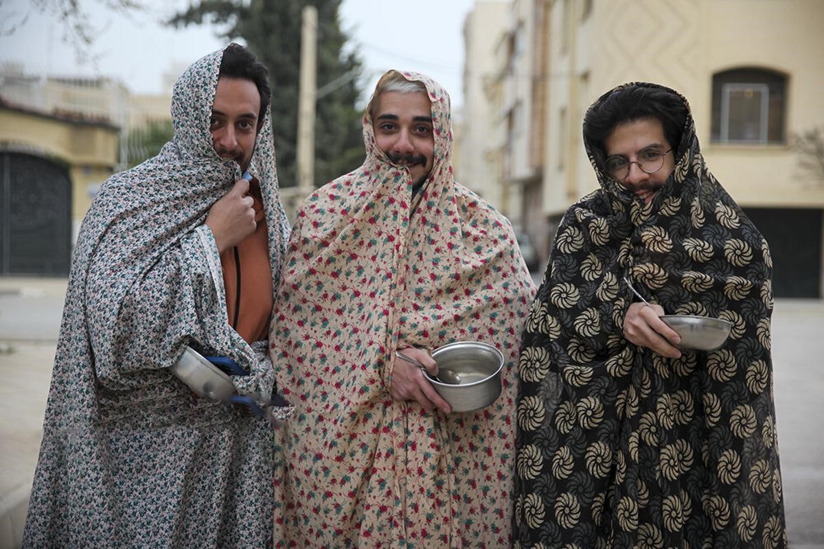 مراسم قاشق‌زنی در چهارشنبه‌سوری در مشهد