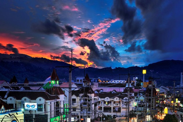 دیدن چشم‌انداز شهر از کویپ اسکای