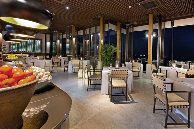 صرف شام در رستوران سان ست گریل ساحل کامالا