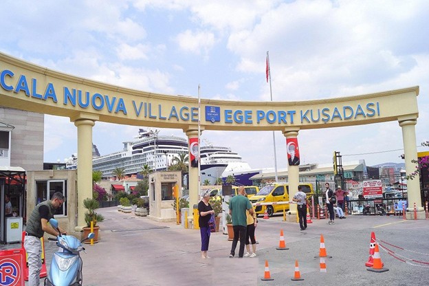 خرید در مراکز خرید لوکس و اوتلتها کوش آداسی