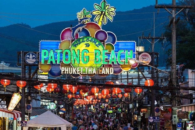 جشن گرفتن در ساحل پاتونگ