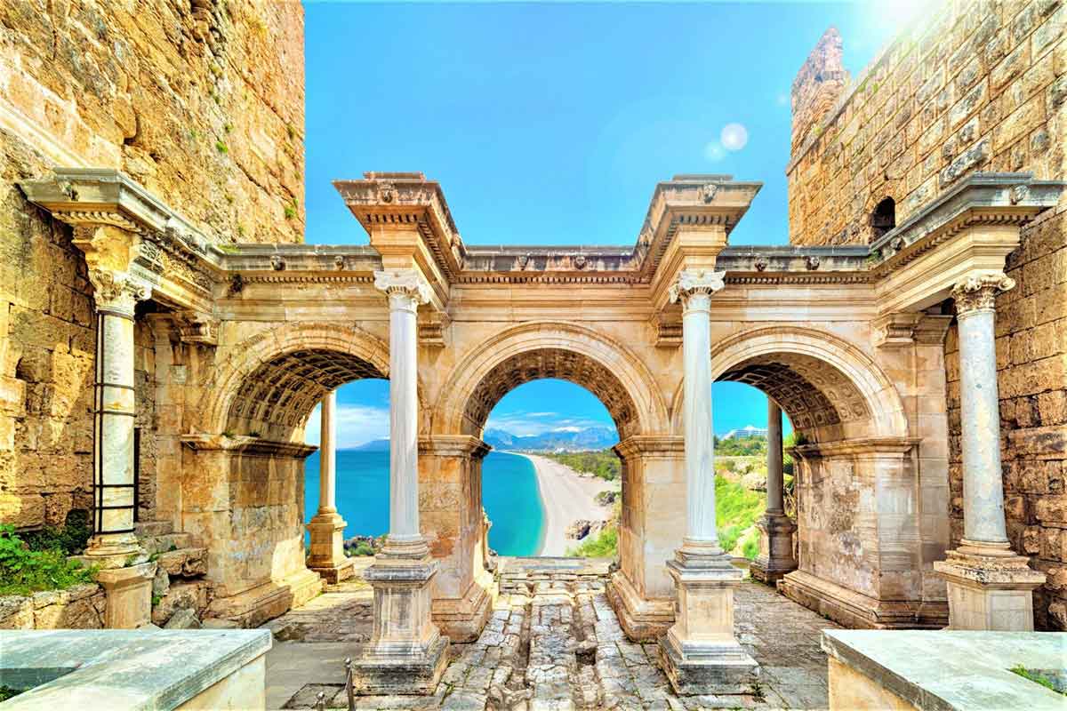 دروازه هادریان آنتالیا؛ شکوه رم باستان