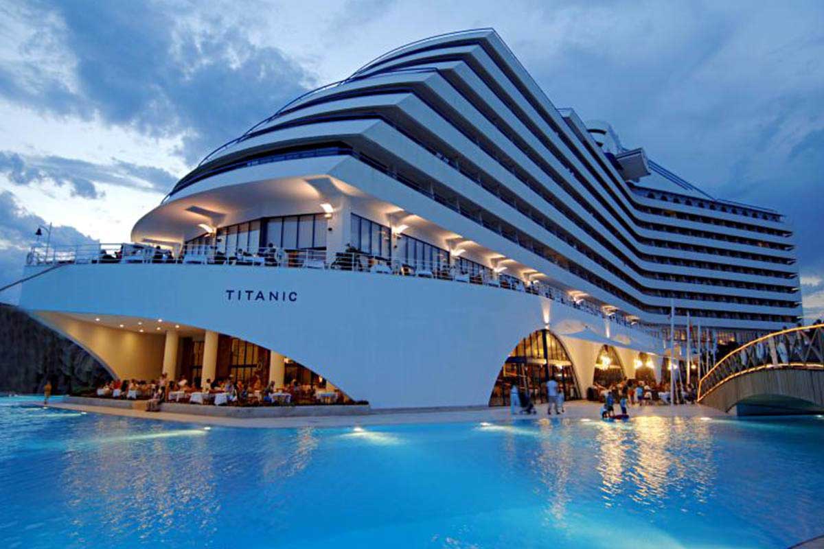 هتل تایتانیک بیچ لارا آنتالیا (Titanic Deluxe Lara)