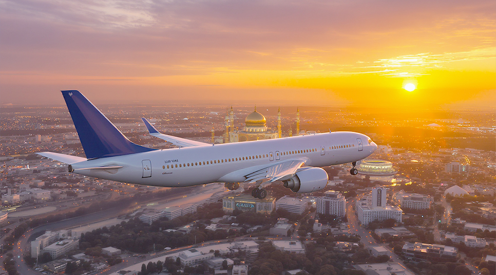 تصویری از هواپیمای در حال پرواز در آسمان و غروب آسمان زرد و نارنجی