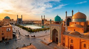 نمایی از بالای عالی قاپو میدان نقش جهان با حوض بزرگ وسط