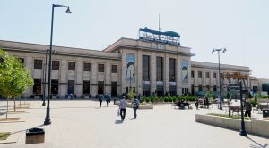 تصویری از بیرون و در ورودی راه آهن تهران