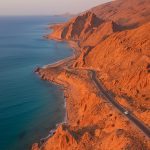 تصویری از تلاقی کوه و دریا در هرمزگان