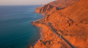 تصویری از تلاقی کوه و دریا در هرمزگان