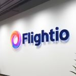 عکس دیواری سفید که روی آن لوگوی فلایتیو است